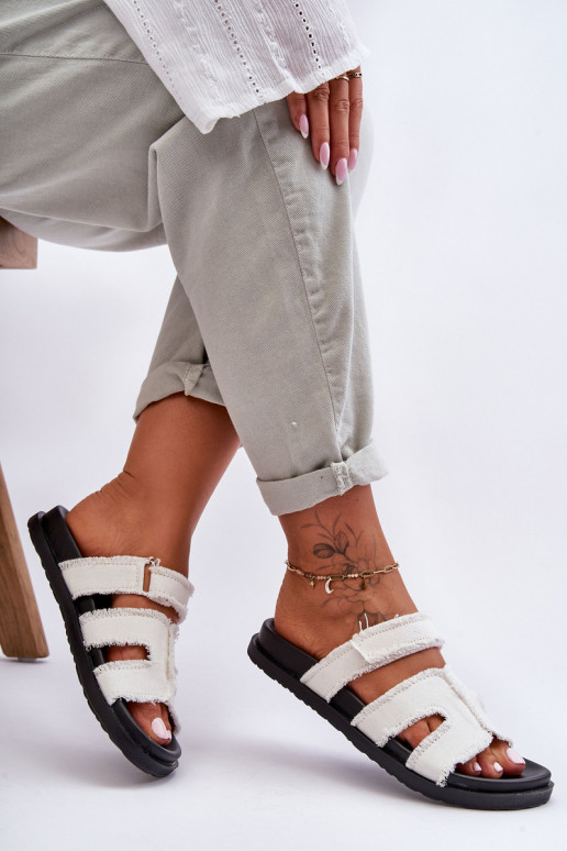 Slippers met zelfklevende sluitingen in de witte kleur Lamirose