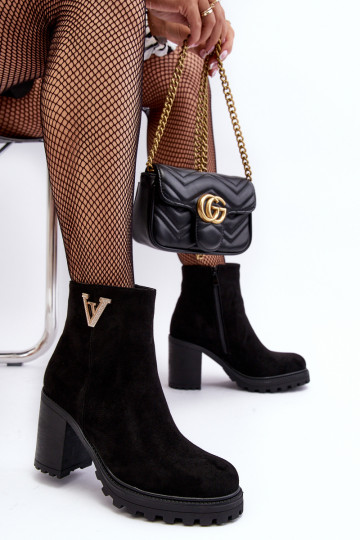 Suede enkellaarsjes met ornamenten in zwart Strong 2