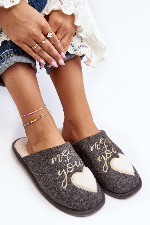 Mabira, een klassiek model, wordt opgewarmd door een stoer model in grijze kleur Mabira, een klassiek model, wordt opgewarmd door een stoer model in grijze kleur