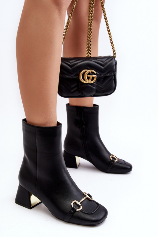 Enkellaarsjes met hakken met ornamenten in zwart Adinah Enkellaarsjes met hakken met ornamenten in zwart Adinah