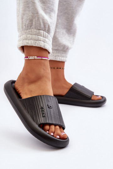 Slippers Lichte pantoffels in de kleur zwart Fenicva
