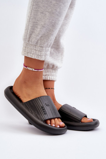 Slippers Lichte pantoffels in de kleur zwart Fenicva 2