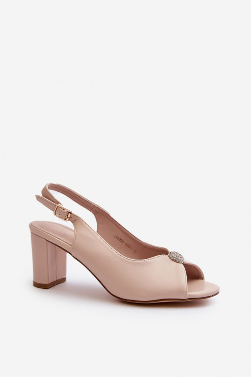 Sandaal Trasea in een elegante stijl met hakken met ornamenten Sandaal Trasea in een elegante stijl met hakken met ornamenten