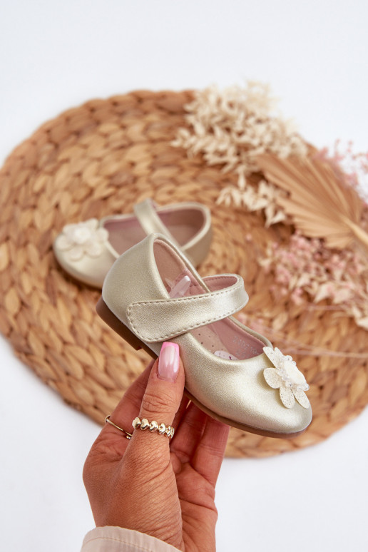ballerina's Kinder met zelfklevende sluitingen met ornamenten in goudkleur Serinde ballerina's Kinder met zelfklevende sluitingen met ornamenten in goudkleur Serinde