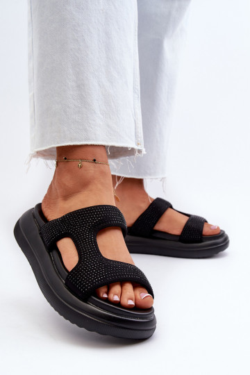 Versierde damesslippers met plateau in de kleur zwart Jestella