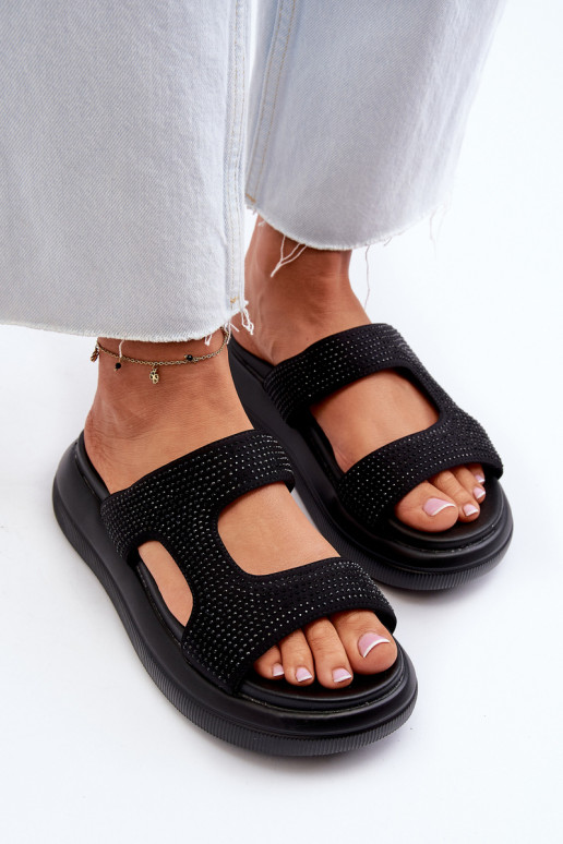 Versierde damesslippers met plateau in de kleur zwart Jestella Versierde damesslippers met plateau in de kleur zwart Jestella