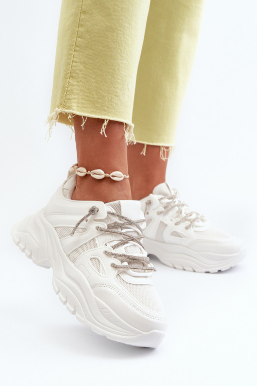 Sneakers model schoenen met modieuze massieve zool in witte kleur Relissa Sneakers model schoenen met modieuze massieve zool in witte kleur Relissa