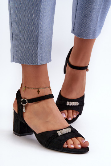 Damessandalen gemaakt van eco suède met hakken met mooie details in zwart Narhi
