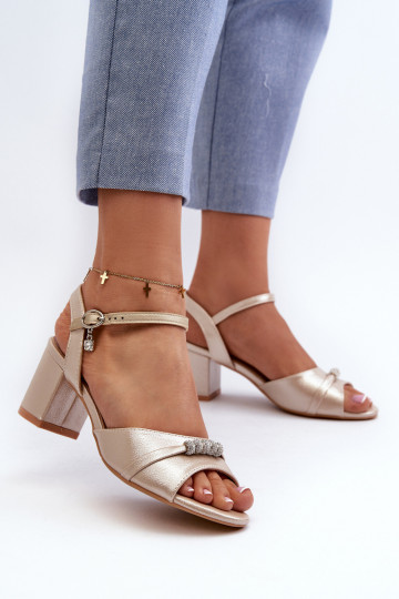 Dames sandalen van kunstleer met hakken en mooie details gouden kleur Narhi 2
