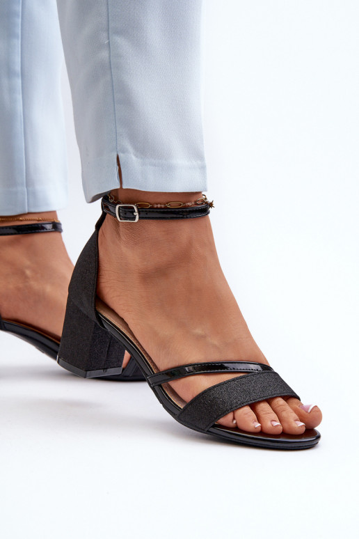 Glanzende sandalen met lage hak in de zwarte kleur Ploemis Glanzende sandalen met lage hak in de zwarte kleur Ploemis