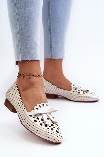 Opengewerkte ballerina's met linten in wit Instabiel