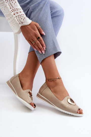 Gouden schoenen met ornamenten van kunstleer Biolita 2