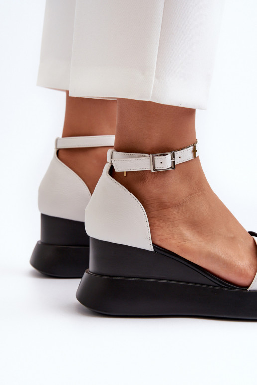 Damessandalen met plateau I Koturnie met bloemen in de witte kleur Foviana