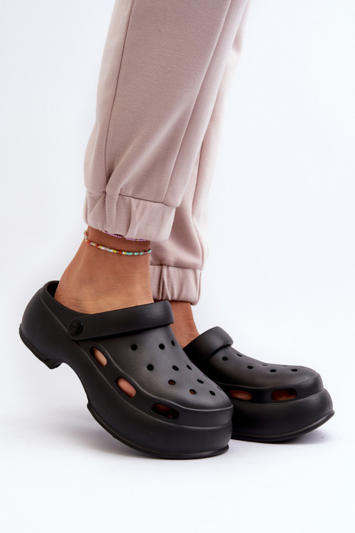 Lichte pantoffels Damespantoffels met modieuze massieve zool in de zwarte kleur Danollia