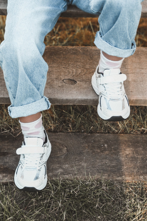 Kindersportschoenen Sneakers model schoenen met zelfklevende sluitingen Wit-zwarte kleur Ephona Kindersportschoenen Sneakers model schoenen met zelfklevende sluitingen Wit-zwarte kleur Ephona