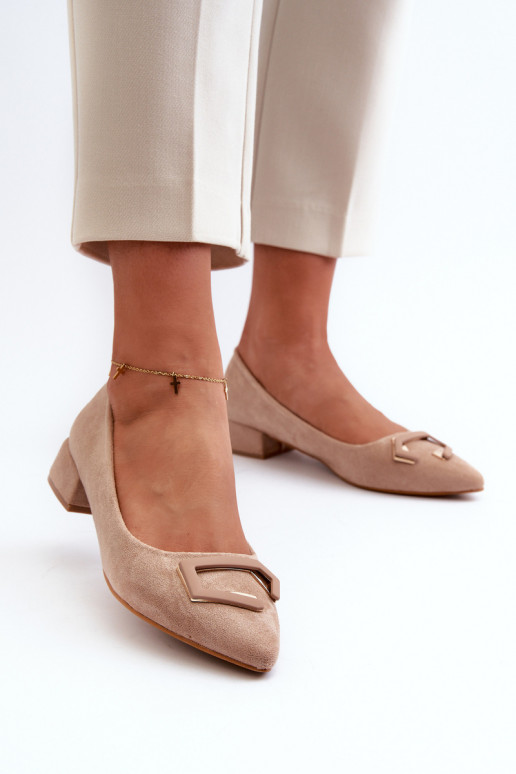 Schoenen met lage hakken en ornamenten van eco-suède S.Barski KV27-034 beige Schoenen met lage hakken en ornamenten van eco-suède S.Barski KV27-034 beige