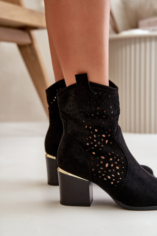 Opengewerkte laarzen met hak Z gemaakt van eco-suède Buckled To the Castle zwarte kleur Sevana Opengewerkte laarzen met hak Z gemaakt van eco-suède Buckled To the Castle zwarte kleur Sevana