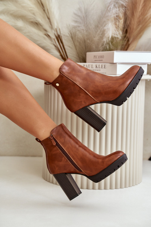 Dameslaarzen opgewarmd in de High Post Bevestigd aan de kasteelbruine kleur Bioria Dameslaarzen opgewarmd in de High Post Bevestigd aan de kasteelbruine kleur Bioria