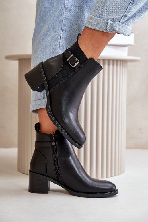 Dameslaarzen verwarmd met hakken met gespen in zwart Nevillira