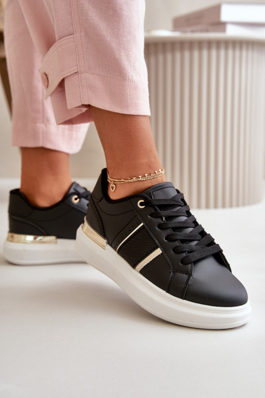 Dit zijn hoogwaardige sneakers-modelschoenen voor dames met een platform gemaakt van eco-leer in zwarte kleur in Nevis Dit zijn hoogwaardige sneakers-modelschoenen voor dames met een platform gemaakt van eco-leer in zwarte kleur in Nevis