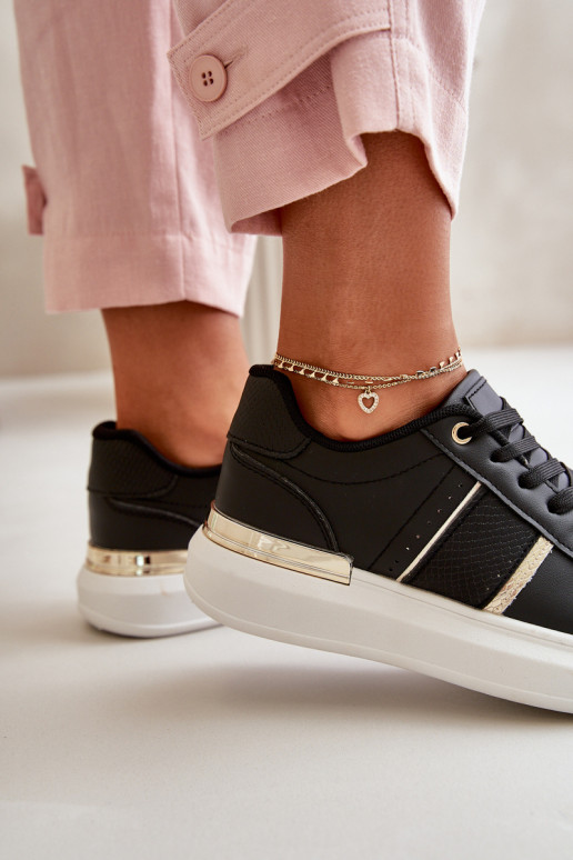 Dit zijn hoogwaardige sneakers-modelschoenen voor dames met een platform gemaakt van eco-leer in zwarte kleur in Nevis Dit zijn hoogwaardige sneakers-modelschoenen voor dames met een platform gemaakt van eco-leer in zwarte kleur in Nevis