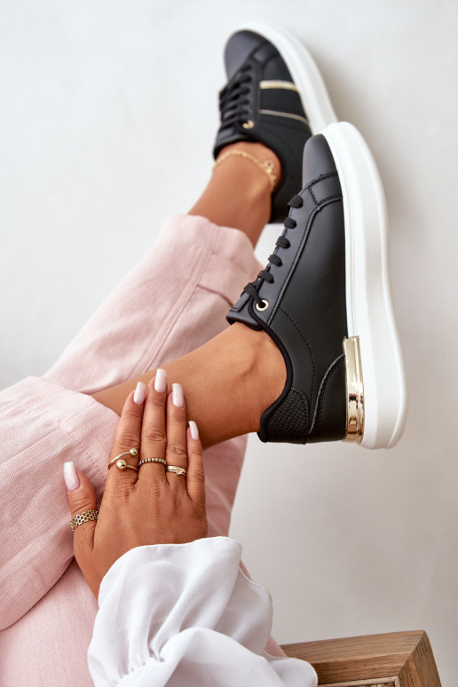 Dit zijn hoogwaardige sneakers-modelschoenen voor dames met een platform gemaakt van eco-leer in zwarte kleur in Nevis Dit zijn hoogwaardige sneakers-modelschoenen voor dames met een platform gemaakt van eco-leer in zwarte kleur in Nevis