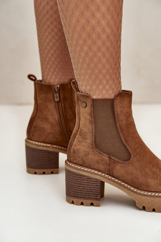 Dameslaarzen verwarmd met hakken gemaakt van eco-suède in de bruine kleur Irissinae Dameslaarzen verwarmd met hakken gemaakt van eco-suède in de bruine kleur Irissinae