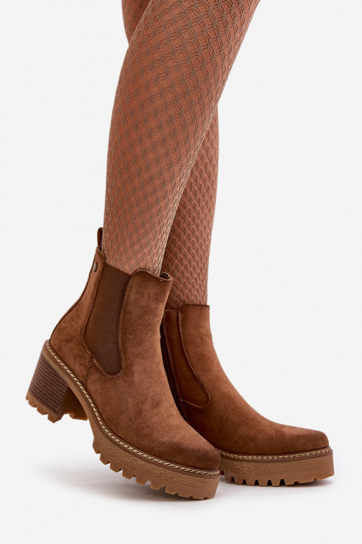 Dameslaarzen verwarmd met hakken gemaakt van eco-suède in de bruine kleur Irissinae Dameslaarzen verwarmd met hakken gemaakt van eco-suède in de bruine kleur Irissinae