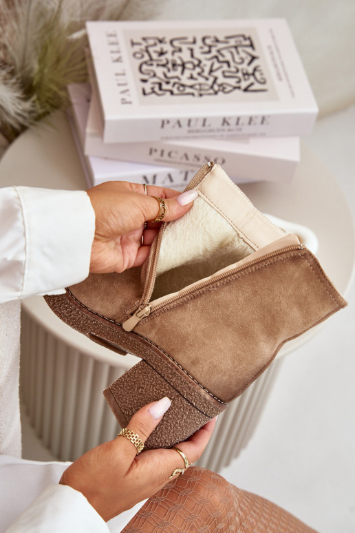 Laarzen met binnenverwarming gemaakt van eco-suède in de beige kleur Arkesia Laarzen met binnenverwarming gemaakt van eco-suède in de beige kleur Arkesia