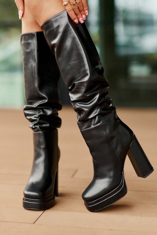 Persistent model laarzen met hakken en platform Met ruches opInarmen zInart Beridra