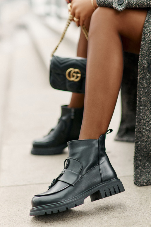 Leren laarsjes met ornamenten gevoerd... Leren laarsjes met ornamenten gevoerd...