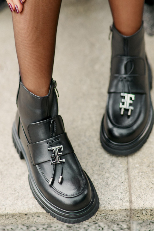 Leren laarsjes met ornamenten gevoerd... Leren laarsjes met ornamenten gevoerd...