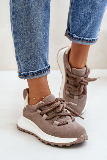 Zandkleurige suède sneakers