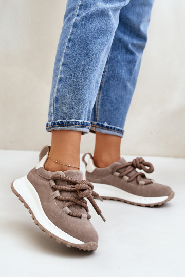 Zandkleurige suède sneakers 2