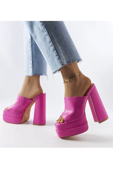 Pink højhælede flip-flops...