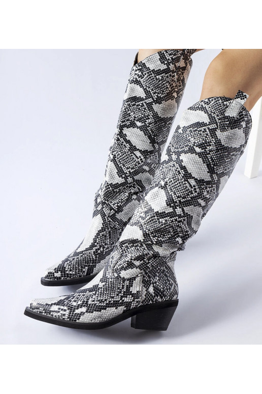 Chapin sorte og hvide cowboystøvler...