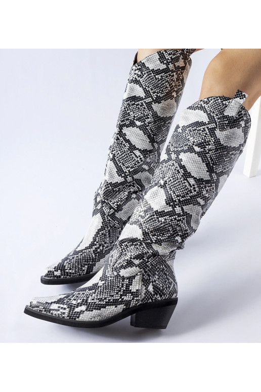 Chapin sorte og hvide cowboystøvler...