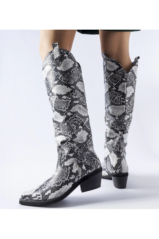 Chapin sorte og hvide cowboystøvler...