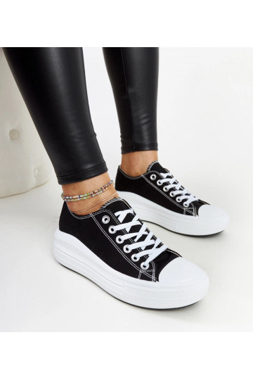 Sorte sneakers på en tyk...