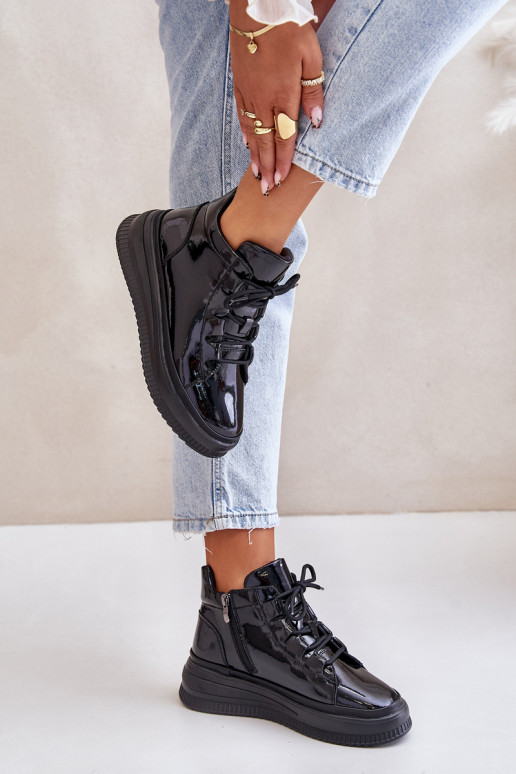 Sportieve schoenen met lak-effect en... Sportieve schoenen met lak-effect en...