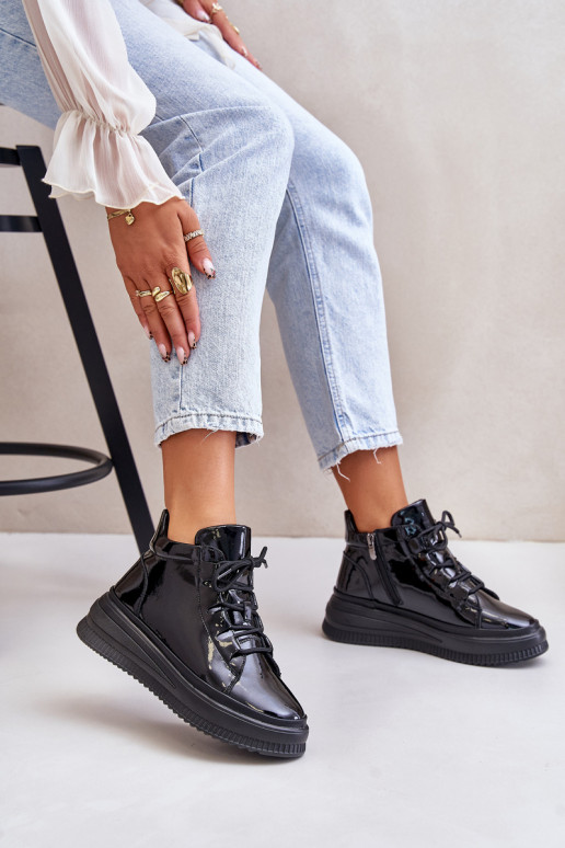 Sportieve schoenen met lak-effect en... Sportieve schoenen met lak-effect en...