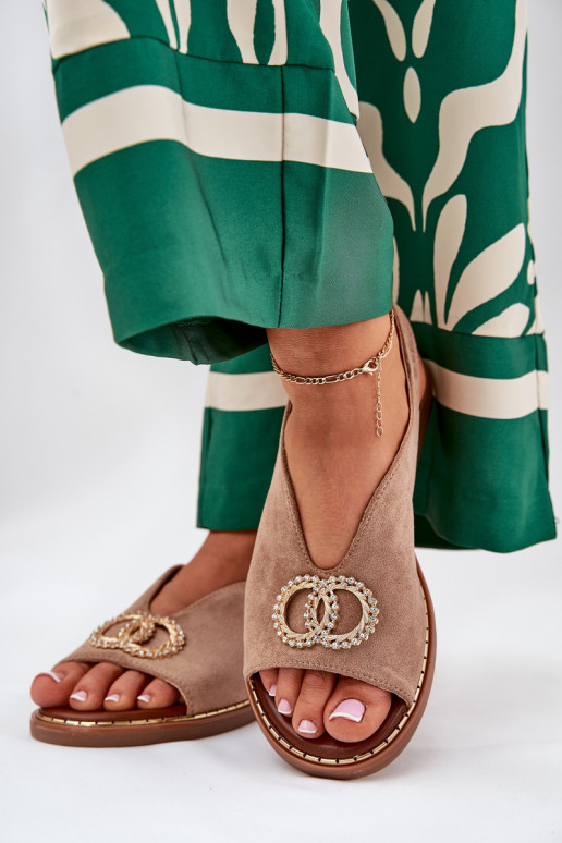 Dames sandalen met ornamenten met brede hakken van eco-suèdeoIne beige Ralisses Dames sandalen met ornamenten met brede hakken van eco-suèdeoIne beige Ralisses