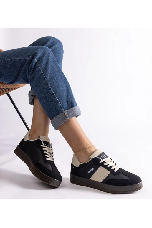 Zwarte sneakers op plateau met...