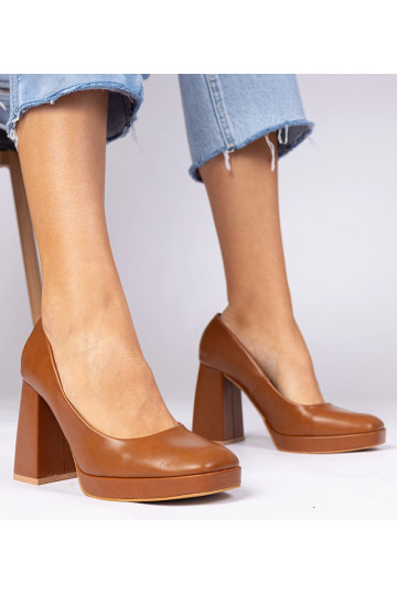 Bruine pumps op een stevige...