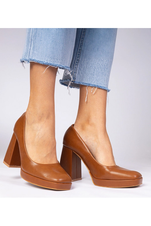Bruine pumps op een stevige hak met...