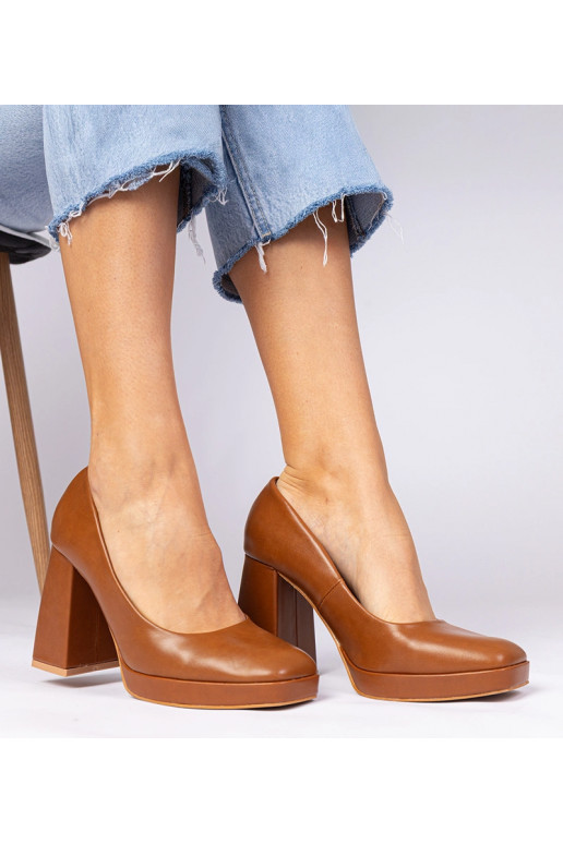 Bruine pumps op een stevige hak met...