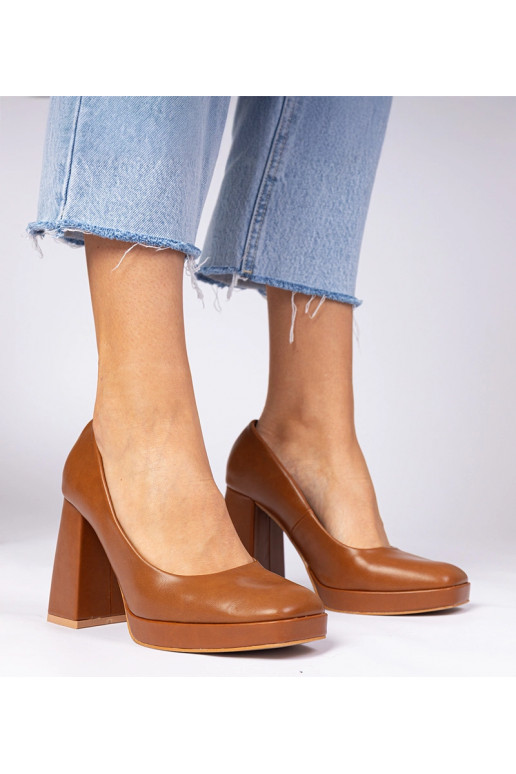 Bruine pumps op een stevige hak met...
