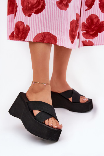 dames slippers op een sleehak en platform in zwart 2