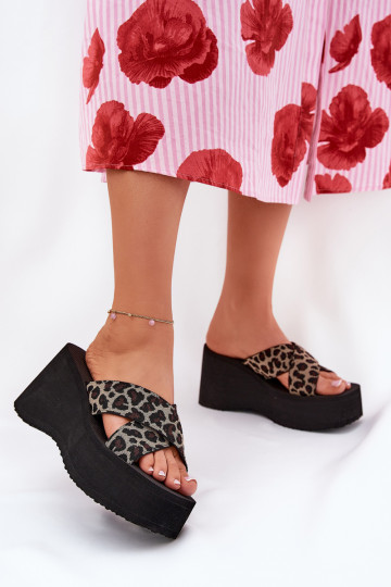 dames slippers op een sleehak en platform met luipaardprint in zwart