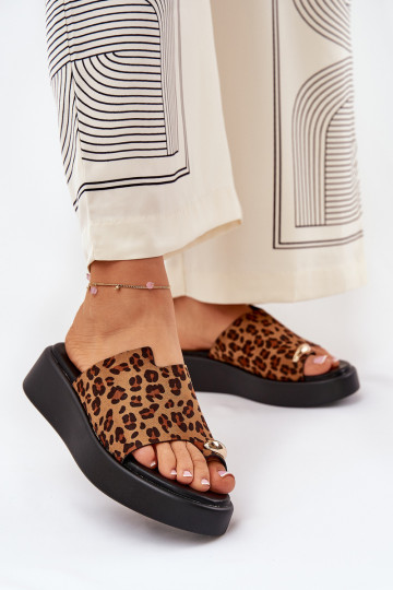 Dames slippers met platform en lage hak met mooie details leopardenprint bruine kleur Saqesse